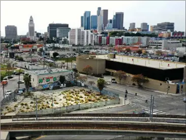  ?? DEAN MUSGROVE — STAFF PHOTOGRAPH­ER ?? The city has slated this vacant parcel at Alpine and Alameda streets in downtown Los Angeles for affordable housing and told developers of the Dodger Stadium gondola project it cannot put a tower on the site.