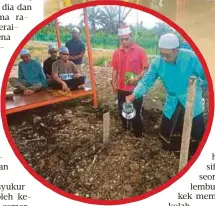  ??  ?? AHLI keluarga menyiram air mawar di atas kubur Allahyarha­m Muhammad Adli di Tanah Perkuburan Islam Parit Lima, Sungai Panjang.