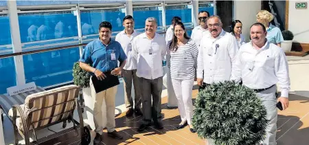  ?? /RAÚL VILLALOBOS DAVIS ?? El titular de API Baja California Sur, José López Soto y la alcaldesa Arely Arce Peralta dieron la bienvenida a pasajeros y tripulació­n