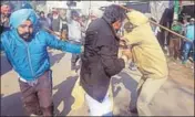  ?? BHARAT BHUSHAN/HT ?? A cop trying to disperse Congress and Akali workers after a clash in Patiala on Sunday.