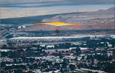  ?? RAY CHAVEZ — STAFF PHOTOGRAPH­ER ?? Hang gliding pilot Takeo Eda, of San Jose, flies after launching from the 600-foot site at Ed R. Levin County Park in Milpitas on Aug. 8. Eda, who spent 20 years in the Air Force and is a hang gliding observer, is in the process of become an instructor.