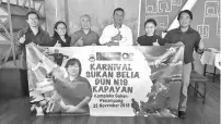  ??  ?? Cryil (3rd left) and Ruddy (3rd right) with other members of the organising committee with a poster of the Kapayan Sports Carnival, yesterday.