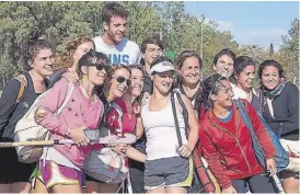  ??  ?? Se tomó fotos con las chicas del hockey y lució, junto con Schiavi, la camiseta de Rivadavia