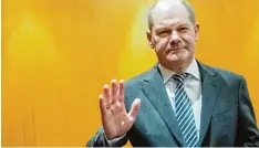  ?? Foto: Daniel Bockwoldt, dpa ?? Vorboten einer möglichen Kanzlerkan­didatur: Olaf Scholz soll in der SPD Minister riege die fünf anderen Genossen überstrahl­en.