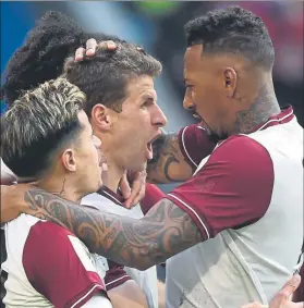  ?? FOTO: EFE ?? Coutinho, Müller y Boateng celebran el último triunfo, contra el Augsburgo