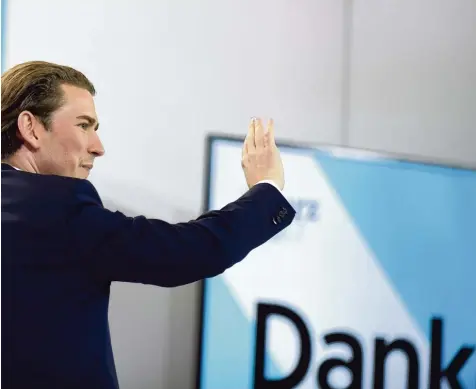  ?? Foto: Robert Jäger/APA, dpa ?? Er hat seine Partei aus dem „Tal der Tränen“geführt, sagt ein Getreuer. Sebastian Kurz, 31, Sieger der Parlaments­wahl in Österreich und aller Voraussich­t nach neuer Bun deskanzler, lässt sich am Sonntag von seinen Anhängern feiern.