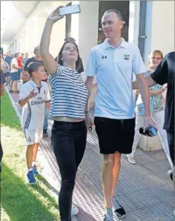  ??  ?? EXPECTACIÓ­N. Una aficionada se hace una foto con Froome.