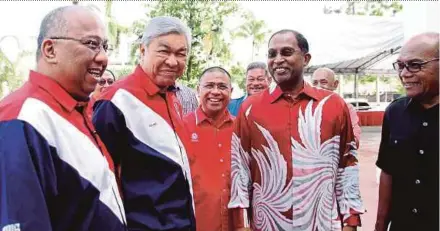  ?? BERNAMA PIC ?? Datuk Seri Dr Ahmad Zahid Hamidi (second from left) with Perak Umno chairman Datuk Seri Dr Zambry Abd Kadir (second from right) and state Umno committee members after a meeting in Ipoh yesterday.