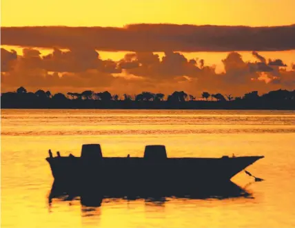  ?? Picture: SIMONE CZAJ ?? On golden pond, a beautiful sunrise at Caloundra.