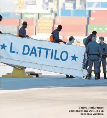 ?? ROBER SOLSONA ?? Varios inmigrante­s descienden del Dattilo a su llegada a Valencia