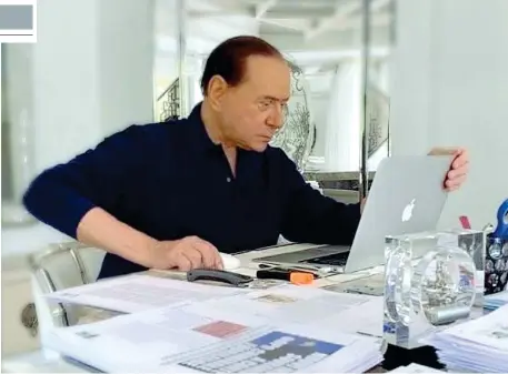  ??  ?? In Costa Azzurra
Il leader di Forza Italia Silvio Berlusconi, 84 anni, nello studio della sua villa di Nizza durante il primo lockdown