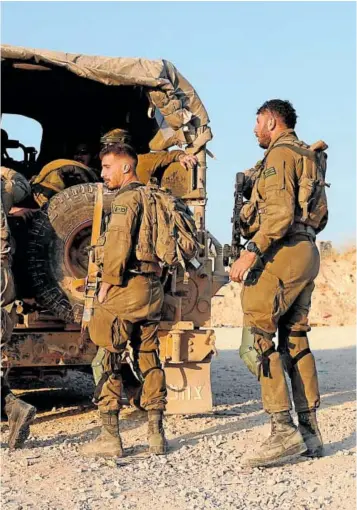  ?? // REUTERS ?? Soldados israelíes junto a la frontera de Gaza