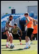  ??  ?? Ramos y Kroos, durante el entrenamie­nto de ayer en Madrid.