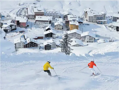  ?? FOTO: SEPP MALLAUN: ?? Der Arlberg ist extrem abwechslun­gsreich und schneesich­er. So können die Winterspor­tler immer bis ins Tal hinabfahre­n, wie hier nach Lech.
