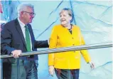  ?? FOTO: UWE ANSPACH/DPA ?? Winfried Kretschman­n (Grüne) lobt in der „Zeit“-Beilage „Christ & Welt“Angela Merkel (CDU) in den höchsten Tönen.