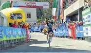  ??  ?? Passato Mikel Landa alza le braccia al cielo in segno di vittoria al Giro del Trentino edizione 2016. Quest’anno il «Tour»