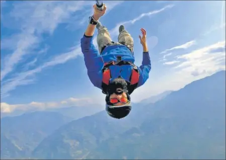  ?? SAJID CHOUGLE ?? Sajid Chougle, India’s profession­al skydiver and BASE jumper, takes a selfie as he jumps off a plane near Bilkhet in the Uttarakhan­d hills.