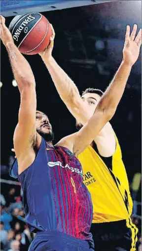  ?? ALBERTO ESTÉVEZ / EFE ?? Hanga y Tobey peleando por un balón ayer en el Palau