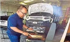  ??  ?? Julio Medina tenía la tradición de cocinar para sus empleados en el taller de carrocería los viernes