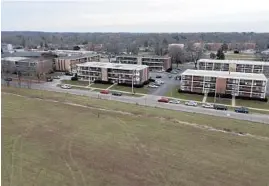  ?? ?? The 70-acre Yeoman Creek Landfill Superfund site is adjacent to apartment buildings in Waukegan. According to the Environmen­tal Protection Agency,“A landfill operated onsite from 1958 to 1969 and reportedly accepted both municipal and industrial wastes.”