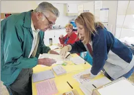  ?? Casey Christie Bakersfiel­d California­n ?? CLERK Michelle Gridley helps Bunky Durham cast his ballot in Bakersfiel­d in 2004. A 2011 redistrict­ing plan contained only one Latino-majority district.