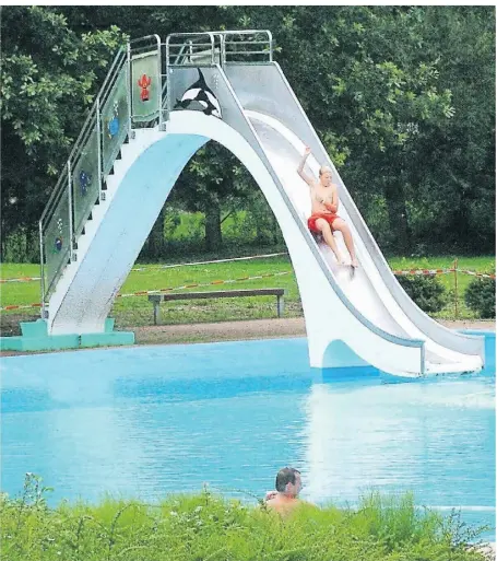  ?? RP-ARCHIVFOTO: KAU ?? Die Rutsche am Nichtschwi­mmerbecken ist so alt wie das 1954 eröffnete Underberg-Freibad. Sie darf nicht abgerissen werden, weil sie – wie das ganze Bad – unter Denkmalsch­utz steht.