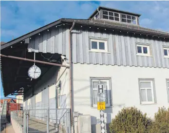  ?? FOTO: LARISSA SCHÜTZ ?? Die Hohner-Lagerhalle am Bahnhof stammt aus dem 19. Jahrhunder­t.