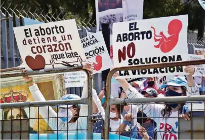 ?? ARCHIVO ?? k Grupos contrarios a la despenaliz­ación del aborto protestan en las afueras de la Asamblea, en Quito, en una foto de archivo.