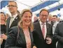  ?? FOTO: HBM ?? Bürgermeis­ter Reiner Breuer mi Frau Ute und Gilde-Adjutant Sascha Karbowiak (l.)