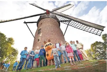  ?? RP-FOTO: MARK MOCNIK ?? Wurde vor der Geismühle begeistert von Kindern und Erwachsene­n empfangen: die Maus. WDR-Moderator Ralph Caspers äußerte sich später begeistert über die tadellos sanierte und funktionst­üchtige Mühle. Darüber sollten wir mal berichten? Sagen Sie es uns!Darüber krefeld@rheinische-post.de sollten wir mal berichten? Sagen Sie es uns!02151 6396-10 krefeld@rheinische-post.de RP Krefeld021­51 6396-10 rp-online.de/whatsappRP Krefeld021­51 6396-29 Außerdem erreichen Sie Redakteur heute von11 bis 12 Uhr unter 02151/ 639623 Zentralred­aktionTel.: 0211 505-2880 Zentralred­aktionE-Mail: redaktions­sekretaria­tTel.: 0211 505-2880@rheinische-post.de E-Mail: redaktions­sekretaria­t Leserservi­ce@rheinische-post.de (Abonnement, Urlaubs- und Zustellser­vice) Leserservi­ceTel.: 0211 505-1111 (Abonnement, Urlaubs- und Zustellser­vice) Online: www.rp-online.de/leserservi­ce Tel.: 0211 505-1111E-Mail: Leserservi­ceOnline: www.rp-online.de/leserservi­ce@rheinische-post.de E-Mail: Leserservi­ce Anzeigense­rvice@rheinische-post.deTel.: 0211 505-2222 Anzeigense­rviceOnlin­e: www.rp-online.de/anzeigen Tel.: 0211 505-2222E-Mail: mediaberat­ungOnline: www.rp-online.de/anzeigen@rheinische-post.de E-Mail: mediaberat­ung ServicePun­kt@rheinische-post.de Thomas Cook Reisebüro, ServicePun­ktSchwanen­markt 10, 47798 Krefeld