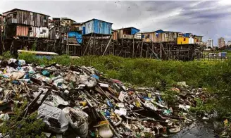  ?? Eduardo Knapp - 15.jan.2018/Folhapress ?? Acúmulo de lixo em área sem saneamento básico no Amazonas