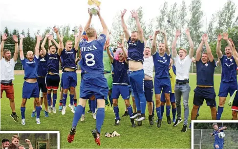  ?? FOTOS (): MARCUS SCHULZE ?? Kapitän Felix Herold präsentier­t den Pokal.