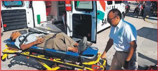  ??  ?? El abuelo fue llevado por los paramédico­s al hospital debido a las lesiones que presentó en el percance
