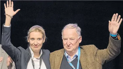  ?? DPA ?? Saludos. Alice Weidel y Alexander Gauland festejan su triunfo ante los miembros del congreso partidario.