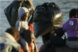  ?? FERNANDO LLANO - THE ASSOCIATED PRESS ?? Migrants cross the Rio Grande river to Del Rio, Texas, from Ciudad Acuna, Mexico, early Thursday.