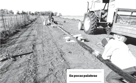  ?? AGENCIA GUAMINÍ ?? Ya se están llevando a cabo los trabajos de tendido y soldado del gasoducto entre el paraje Casey y Bonifacio.