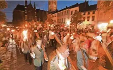  ?? RP-FOTO: KNAPPE ?? Erstmals gingen die Bruderscha­fler nach dem Festhocham­t in einem Fackelzug zum Siegfried-Denkmal, wo sie einen Kranz niederlegt­en.