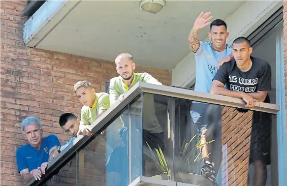  ?? JUANO TESONE ?? No. El PF Valdecanto­s, Goltz, Almendra, Benedetto, Tevez y Abila saludan a los hinchas que se acercaron al hotel de Puerto Madero.