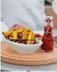  ?? Foto: Edelmann ?? So sehen die Ofenpommes mit dem selbst gemachten Ketchup aus, wenn sie fertig sind.