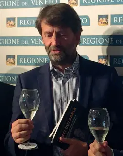  ??  ?? Bollicine Il ministro dei beni culturali Franceschi­ni mentre assaggia il Prosecco durante una delle visite in Veneto