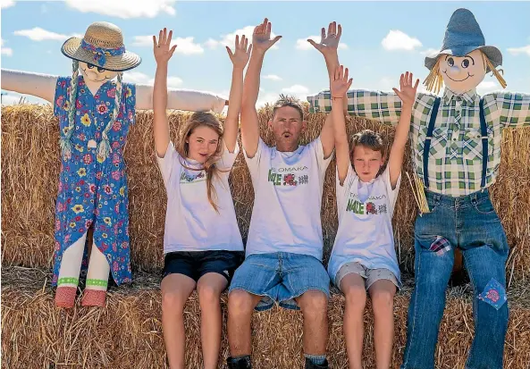  ?? BRYA INGRAM/STUFF ?? Whoop, whoop, the maze is open! Zoe Baker, 12, Paul Baker, owner, and Ollie Baker, 10 invite locals to test their navigation­al skills in the Omaka Maze.