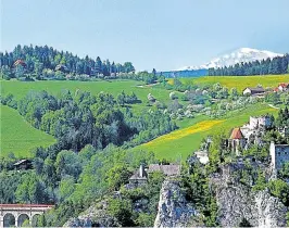  ??  ?? Die einstige Sommerfris­che-Hochburg Semmering (li.) erwacht langsam wieder zum Leben, in Klosterneu­burg (re.) überholt das Sachsenvie­rtel den Ölberg.