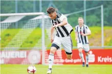  ?? FOTO: VOLKER STROHMAIER ?? Der SV Oberzell will im Spiel gegen Mietingen Gegentore vermeiden. Dazu muss auch Stürmer Robin Ertle gestoppt werden.