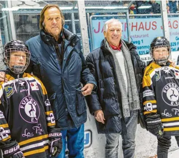  ?? Foto: Benedikt Siegert ?? Wie hier im vergangene­n Jahr in Füssen treffen sich Erich Weishaupt (Zweiter von rechts) und Erich Kühnhackl (Zweiter von links) häufiger. Zurzeit messen sich ihre Klubs in den Play-offs der DEL2.