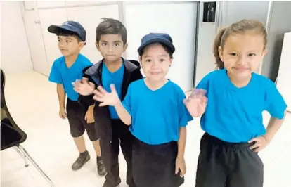  ?? DANIELA CERDAS ?? Jean Carlos Gutiérrez, David Cruz Medrano, Aylin Pamela Mayorga y Naydelin Urroz, del Jardín de Niños Margarita Esquivel, en barrio México, modelan el uniforme que se usará en el 2020.