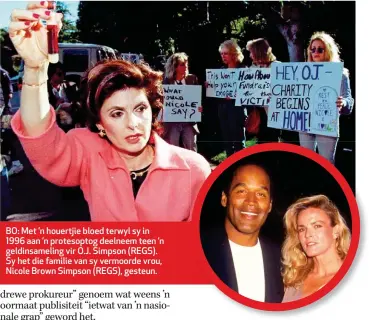  ??  ?? BO: Met ’n houertjie bloed terwyl sy in 1996 aan ’n protesopto­g deelneem teen ’n geldinsame­ling vir O.J. Simpson (REGS). Sy het die familie van sy vermoorde vrou, Nicole Brown Simpson (REGS), gesteun.