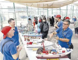  ?? ?? La exposición de modelismo naval fue una de las novedades dentro de las actividade­s del encuentro ‘Un mar para todos’, que contó con la presencia de bomberos y la Unidad Militar de Emergencia­s.