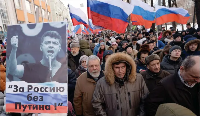  ?? FOTO: LEHTIKUVA / AFP PHOTO / DMITRY SEREBRYAKO­V ?? STOR UPPSLUTNIN­G. Den största minnesmars­chen för Boris Nemtsov skedde i Moskva, med ca 24 000 deltagare (enligt det antal personer som gick genom metalldete­ktorerna). I går hade det gått exakt ett år sedan Nemtsov sköts ner på öppen gata i Moskva.
