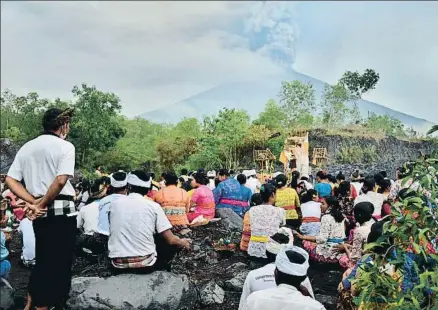  ?? SONNY TUMBELAKA / AFP ?? Ceremonia hindú a los pies del volcán Agung para pedir que no se produzca una gran erupción