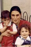  ??  ?? I gemelli Benedetta Barzini con Nini e Giacomo, due dei suoi quattro figli